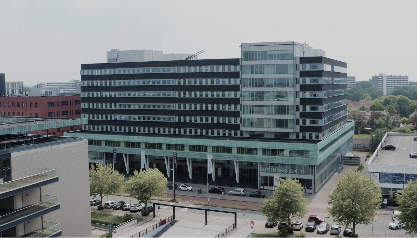 Modern kantoorgebouw in Nederland — het werkgebied van Claimhof Advies